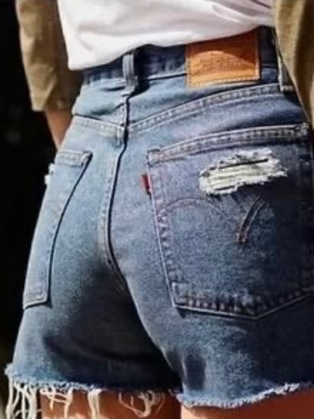 *FIRM PRICE* Levi’s Wedgie High Rise Distressed Raw Hem Jean Shorts - Picture 2 of 15